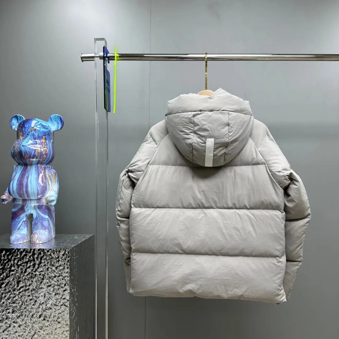 P780 𝗖𝗔𝗡𝗔𝗗𝗔 𝗚𝗢𝗢𝗦𝗘/Canada Goose capsule series macaron white label down jacket Fabric: Made of soft EnduraLuxe fabric imported from DuPont, CORDURA, USA, which enhances the durability of easy-to-wear parts, is lightweight and durable; the liner is made of 400T anti-velvet gallbladder, which is comfortable, soft and non-velvet. Hat: It has a detachable hood, which can be adjusted in two directions, and is also filled with down, which brings greater softness and wrapping around the head and neck, and is full of warmth. This parka has white trim at the back and around the hood, and the hood hardware is all original and custom-made to match the soft color of the fabric. Goose logo: The official website’s new series of large goose logos made of silicone, non-embroidered logos. Length: Fit hip-length. Accessories: The chest chain and pocket chain are all customized by YKK zipper company, and the zippers are consistent with the original color of the clothes; the zipper placket and inner straps are customized with the original Canada Goose logo; the cuffs are made of cashmere ribbing to increase comfort and lock in heat. Pockets: 3 exterior pockets: Fleece-lined hand-warmer pockets with two-way zipper closure for easy access. Security pocket with zipper closure under fly; 2 interior pockets: drop-in pocket Colors: Melt Blue, Moonlight Lime, Soft Pink, Beichen White Sizes: 𝗫𝗦-𝗦-𝗠